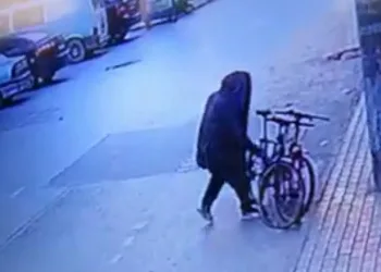 Tek hamlede 2 bisikleti böyle çaldı