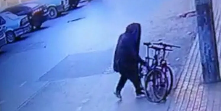 Tek hamlede 2 bisikleti böyle çaldı