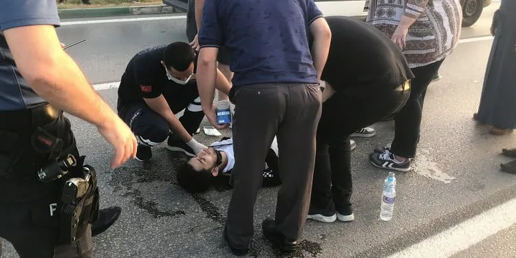 Kırmızı ışık ihlali yaptı, otomobilin camına fırladı