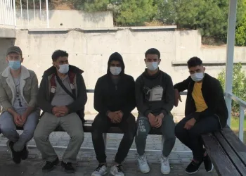 İtalya’ya kaçma planı yaparken gümrükte yakalandılar