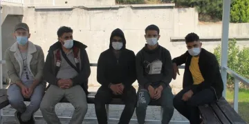 İtalya’ya kaçma planı yaparken gümrükte yakalandılar