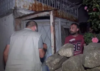Mahallelinin garip sesler duyduğu eve polis baskını