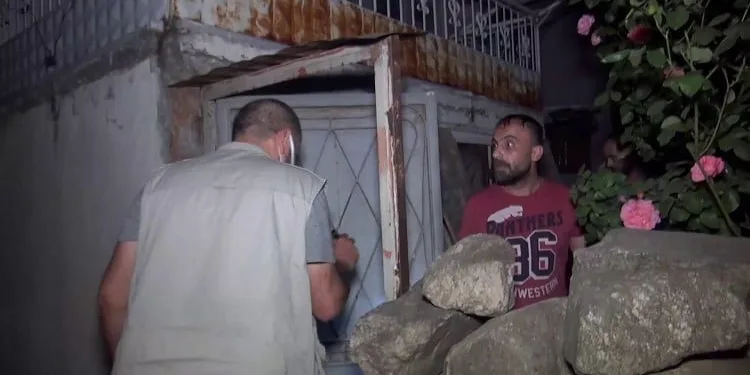 Mahallelinin garip sesler duyduğu eve polis baskını