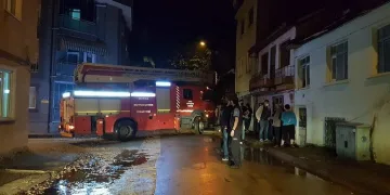 Bursa’da yangını gören mahalleli sokağa döküldü