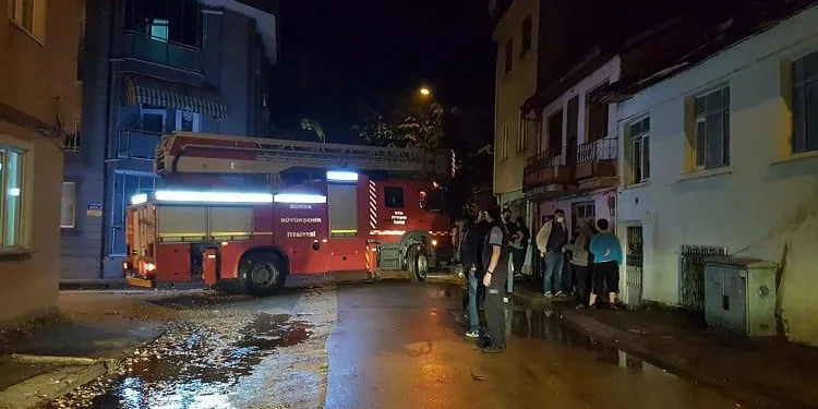 Bursa’da yangını gören mahalleli sokağa döküldü