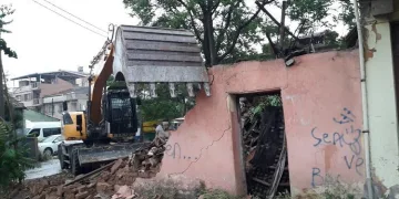 Osmangazi’de metruk binalar tek tek yıkılıyor