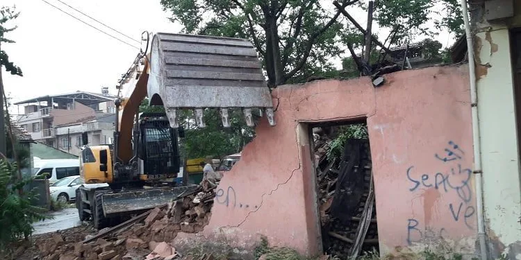 Osmangazi’de metruk binalar tek tek yıkılıyor