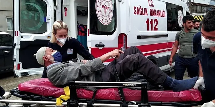 Bursa’da servis aracının çarptığı yaşlı adam yaralandı