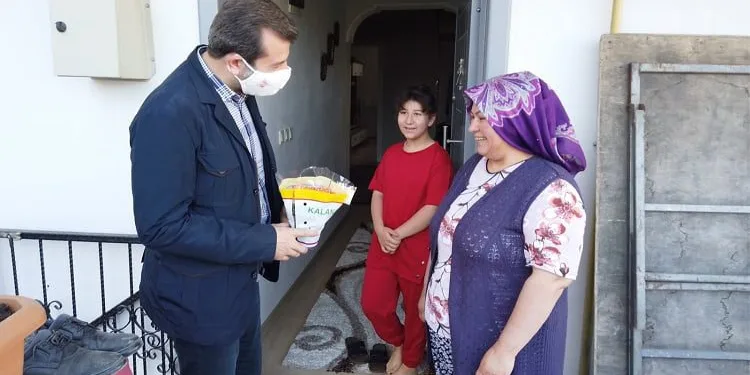 Gürsu Belediyesi’nden annelere çiçek sürprizi