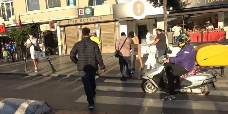Fas uyruklu turist Taksim’de çırılçıplak soyundu