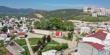 Kestel Belediyesi ilçeyi Filistin bayraklarıyla donattı