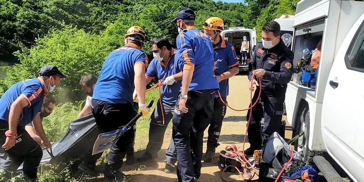 Kayıp olarak aranırken gölete uçan aracında cesedi bulundu