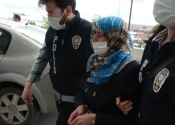 Oğlunu surlardan iten anne: Tekme atıp aşağıya ittim