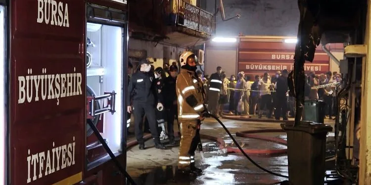Bursa’da 2 kardeşin oturduğu evde yangın