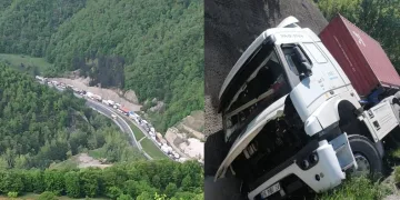 Bursa’da TIR kazası! Ankara yolu trafiğe kapandı