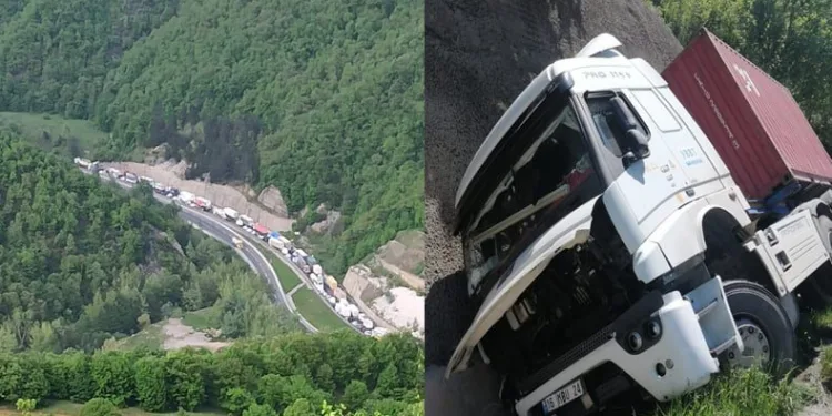 Bursa’da TIR kazası! Ankara yolu trafiğe kapandı