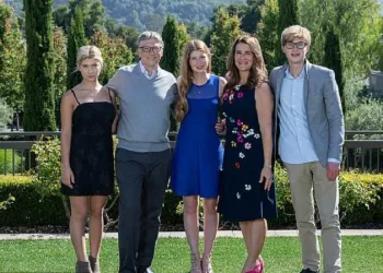 Bill Gates eşine 1.8 milyar dolarlık hisse aktardı