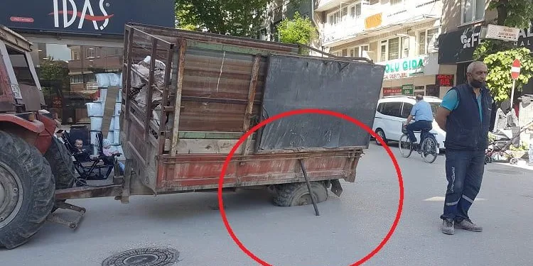 Bursa’da yol çöktü tekerlek çukura gömüldü