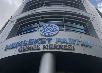 Bursa’da yol çöktü tekerlek çukura gömüldü