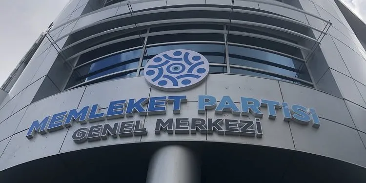 Bursa’da yol çöktü tekerlek çukura gömüldü