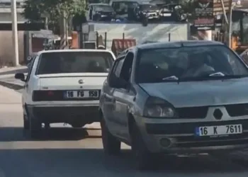 Arızalanan otomobili halatla tersten çekti