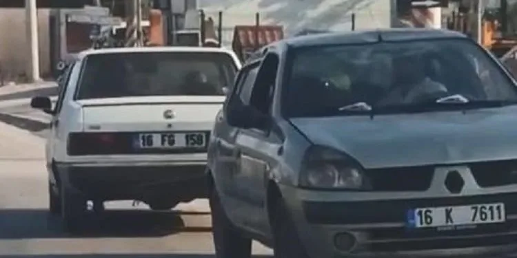Arızalanan otomobili halatla tersten çekti