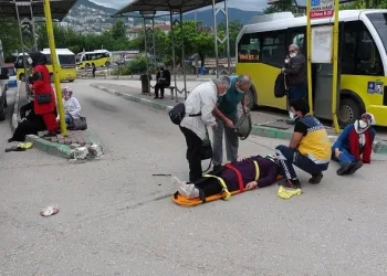 Bursa Acemler’de otomobil durağa daldı