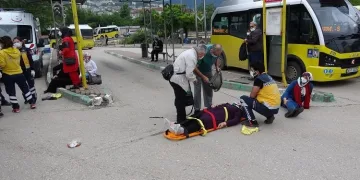 Bursa Acemler’de otomobil durağa daldı