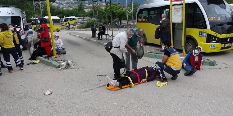 Bursa Acemler’de otomobil durağa daldı