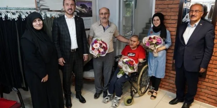 Bursa’da hayatını engelli oğluna adayan baba ‘Yılın Babası’ seçildi