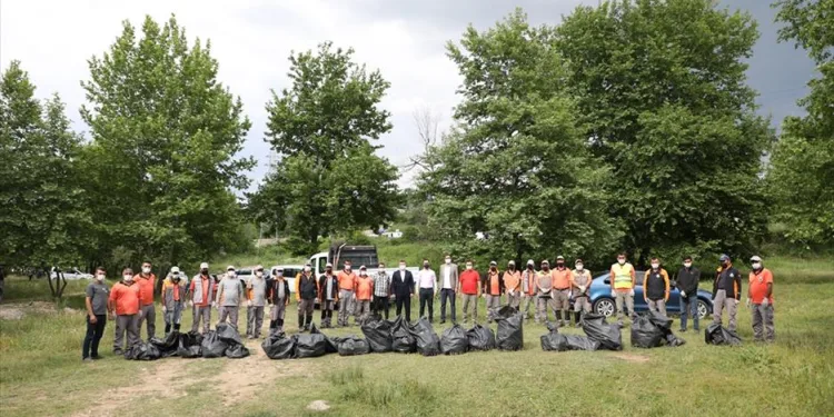 İnegöl’de temizlik işleri personelinden çevre mesajı