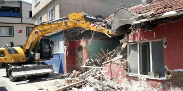 Osmangazi’de metruk binalar tek tek yıkılıyor