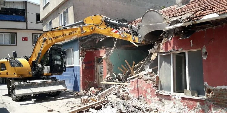 Osmangazi’de metruk binalar tek tek yıkılıyor