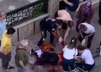 Defalarca bıçakladı, ölmesi için başında bekledi