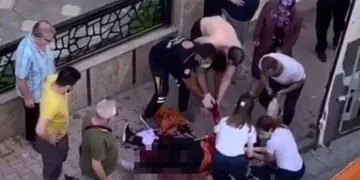 Defalarca bıçakladı, ölmesi için başında bekledi