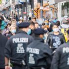 Berlin’de sokakta maske zorunluluğu kaldırılıyor