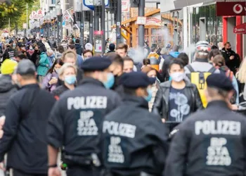 Berlin’de sokakta maske zorunluluğu kaldırılıyor