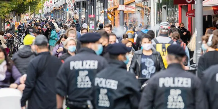 Berlin’de sokakta maske zorunluluğu kaldırılıyor