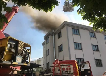 Bursa’da, öğrenci yurdunun çatısında yangın