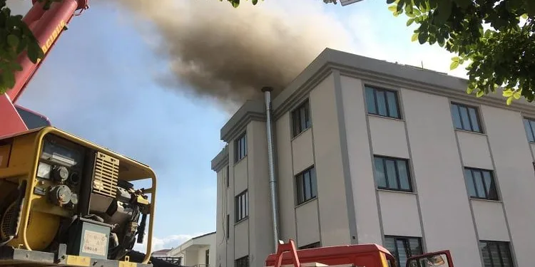 Bursa’da, öğrenci yurdunun çatısında yangın