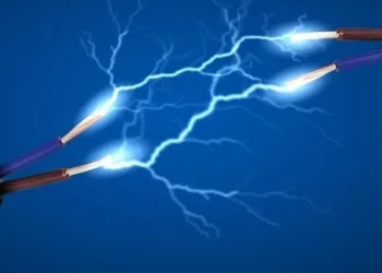 Oto yıkamacıda elektrik akımına kapıldı