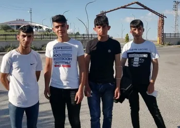 Düğün konvoyunun önünü kesen gençlere dayak