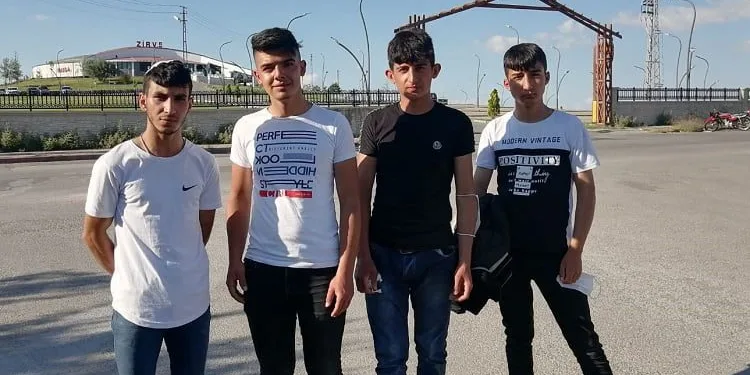 Düğün konvoyunun önünü kesen gençlere dayak