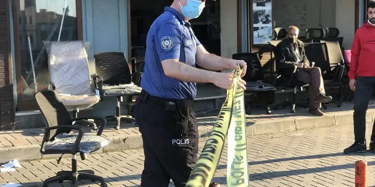 Sevgilisine mesaj atan kişiyi durakta silahla vurdu