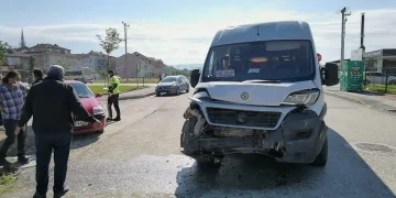 Bursa’da içinde işçilerin bulunduğu servis kaza yaptı