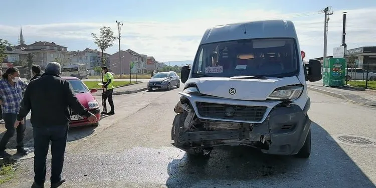 Bursa’da içinde işçilerin bulunduğu servis kaza yaptı