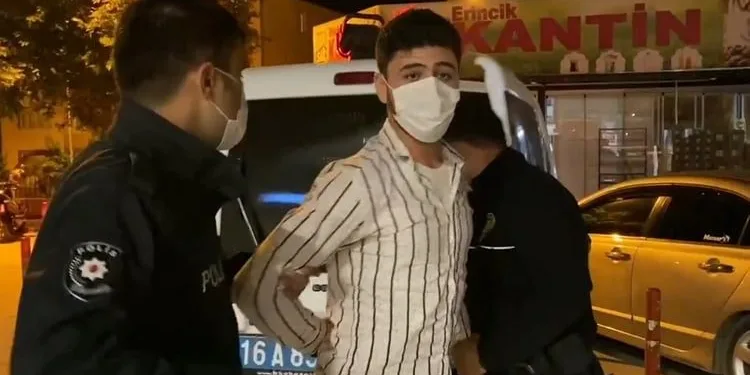 Sahte polis rozetiyle gerçek polislere yakalandı
