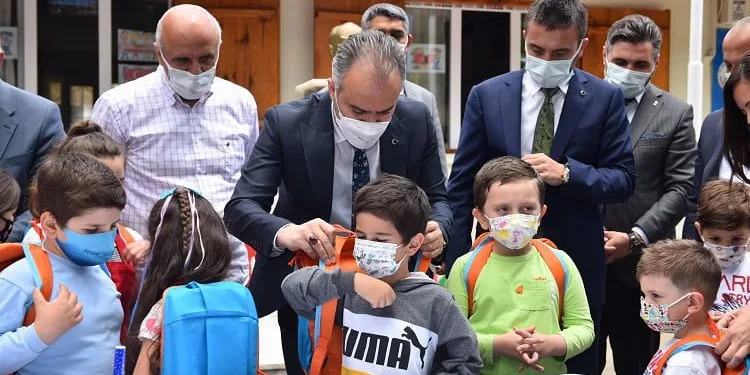 Köy okulunda bayram havası