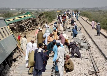 Pakistan’da iki yolcu treni çarpıştı