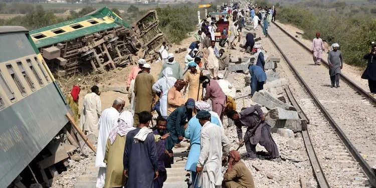 Pakistan’da iki yolcu treni çarpıştı